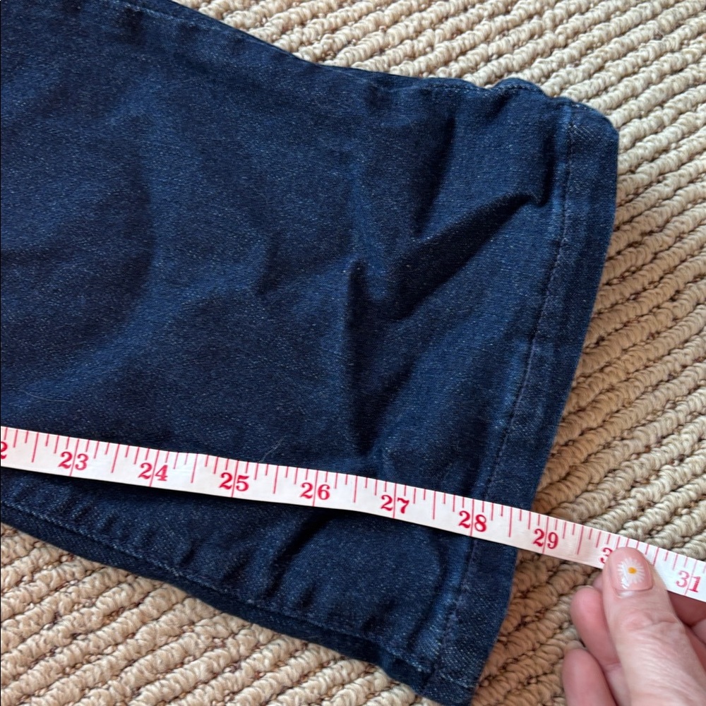 BANANA REPUBLIC MID-RISE BOOTCUT jeans.
Dark denim. Some stretch. Size 28/6 - Picture 4 of 5
